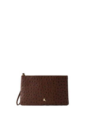 Pochette-bracelet en cuir marron avec motif texturé et petit emblème d'oiseau doré à l'avant sur fond blanc.