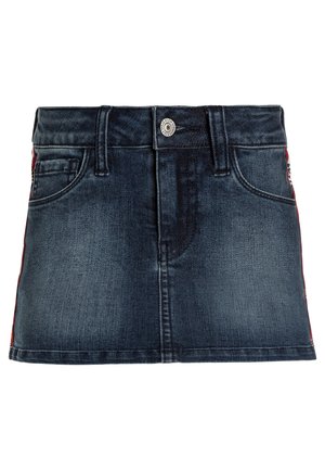 Mini-jupe en denim bleu foncé, avec une coupe ajustée, des poches avant et des accents rouges sur les côtés. Fermeture à bouton métallique à la taille.