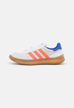 adidas Performance HB SPEZIAL PRO - Zapatillas de balonmano - footwear white/solar red/sonic ink
