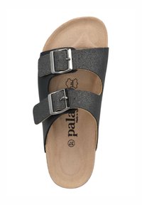 Schwarze Sandalen mit zwei verstellbaren Schnallen, aus strukturiertem Material. Die hellbraune Fußbett hat ein Logo und die bedruckte Größe. Flaches, offenes Design.