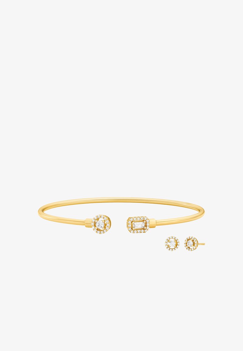 Brazalete abierto de oro con extremos de diamantes redondos y rectangulares, combinado con pendientes de botón a juego con diamantes redondos.