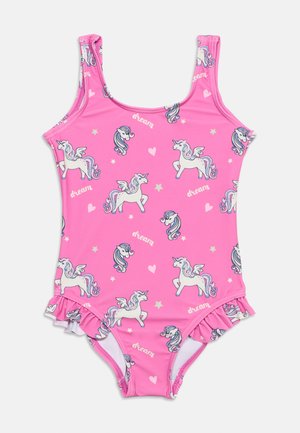 Maillot une pièce rose avec des licornes ailées, des têtes de licorne, des étoiles, des cœurs et le mot "rêve" imprimés, avec de petits volants aux jambes.