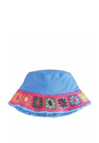 Blauer Baumwoll-Eimerhut mit einem bunten Häkelrand, der florale Muster in Pink, Grün und Gelb aufweist. Mit fransigem Randdetail.