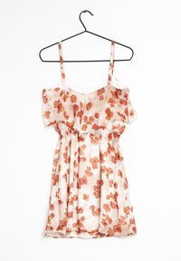Robe florale décolletée avec des manches volantées, base blanche et fleurs orange-rouge. Taille élastique, tissu léger, suspendue à un crochet noir.