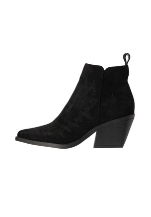 Czarna zamszowa botka na kostkę z szpiczastym noskiem, ozdobnym przeszyciem, bocznym zamkiem błyskawicznym, pętelką do przeciągania i obcasem na słupku.