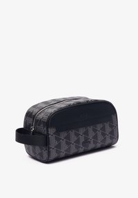 Svart toalettmappe med mønster som har et geometrisk design, glatte skinndetaljer, glidelås og en sidehåndtak for enkel bæring.
