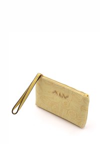 Custodia gialla con una superficie texturizzata che presenta un motivo a tema viaggio. Chiusura con zip e tracolla con dettagli del logo.