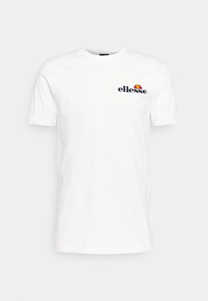 T-shirt bianca a maniche corte con logo ellesse e design a semicerchio arancione-rosso sulla parte sinistra del petto su sfondo semplice.