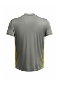 Šedé sportovní tričko s krátkým rukávem, které má žluté boční panely a kulatý výstřih. Hladká textura, lehká látka.