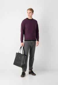 HUGO SMARLO - Strikkegenser - open purple