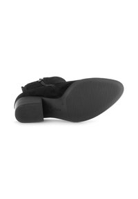 Stivale alla caviglia in suede nero con punta arrotondata, tacco basso a blocco e zip laterale. La suola in gomma testurizzata presenta un motivo per una migliore aderenza.