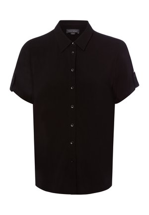 Czarna koszula z krótkim rękawem z guziczkami, z kołnierzem z klapą i zapinanymi na guziki patkami na rękawach, przedstawiona na białym tle.