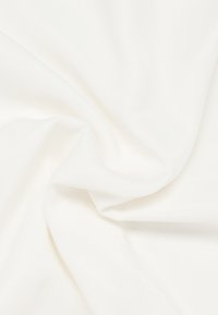 Weißer Stoff mit einer glatten, leicht glänzenden Textur, die sanfte Falten und subtile Farbvariationen zeigt und auf ein leichtes Material hinweist.