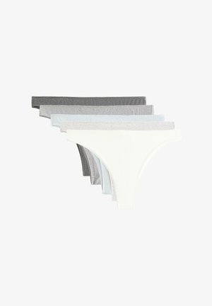 Vijf damestanga's in wit, lichtgrijs, blauw, grijs en donkergrijs, overlappend gerangschikt in een rij op een witte achtergrond.