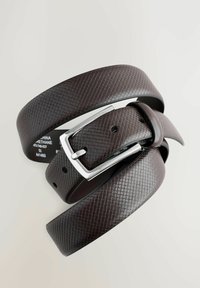 Ceinture synthétique marron texturée avec une boucle rectangulaire argentée brillante et plusieurs trous pour l'ajustement, présentant un motif tissé.