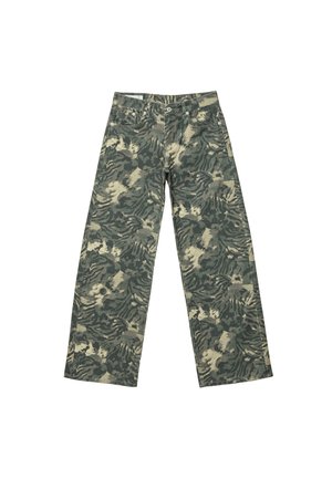 Kalhoty s camouflage vzorem, v kombinaci zelených a béžových odstínů, vyrobené z denimu, se střihovými nohavicemi a standardním pětipocket designem.