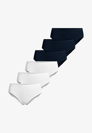 Tre sorte og tre hvide bomuldsunderbukser i brief-stil arrangeret i skiftende rækker på en hvid baggrund.