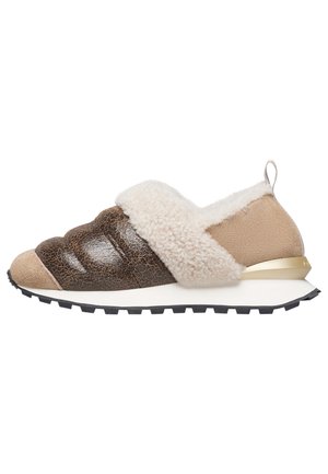 Scarpa slip-on in pelle e suede con colletto foderato in pelliccia, caratterizzata da una texture marrone screpolata, dettagli bianco sporco e una suola nera e robusta.
