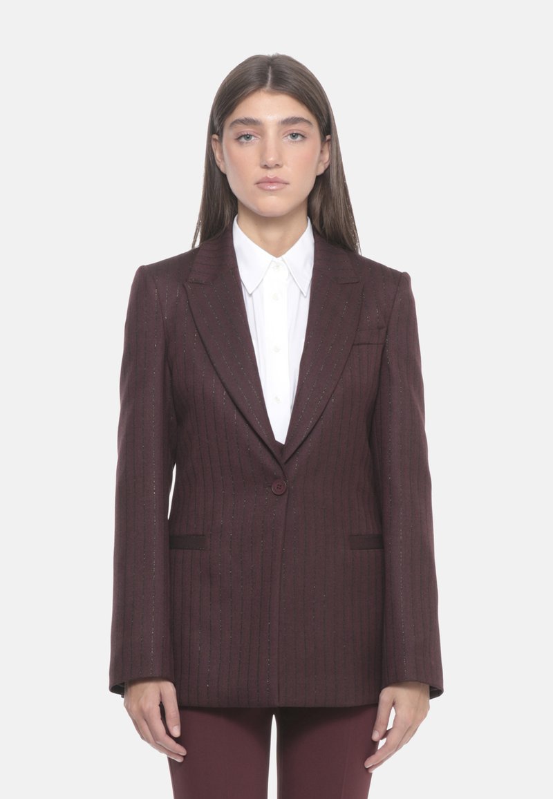 Blazer bordeaux a righe sottili con chiusura a un bottone, rever a isolino e tasche frontali, indossato sopra una camicia bianca con colletto.