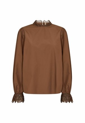 Blusa marrone a maniche lunghe con un alto colletto in pizzo e dettagli in pizzo sui polsini, realizzata in un tessuto liscio e opaco.