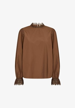 Bruine blouse met lange mouwen, een hoge kantenkraag en gedetailleerde kantafwerking op de manchetten, gemaakt van een gladde, matte stof.