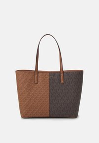 Sac fourre-tout en toile bicolore marron et noir avec motif logo MK. Dispose de longues anses en cuir et de détails en métal doré.