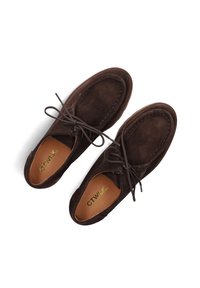 Braune Wildlederschuhe mit runder Zehenform, Schnürdesign, gesteppten Details und Lederinnenraum mit einem goldenen Logo.