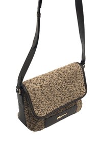 Bolso de hombro de tela marrón texturizada con base y correa de cuero oscuro, que presenta un cierre de solapa y un acento de logo en tono dorado.
