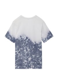 Katoenen T-shirt met een witte achtergrond en een blauw tie-dye patroon aan de onderkant, korte mouwen en een ronde halslijn.