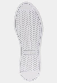 Suola in gomma bianca con un motivo a spina di pesce, caratterizzata da una finitura testurizzata e il logo "GUESS" impresso al centro.