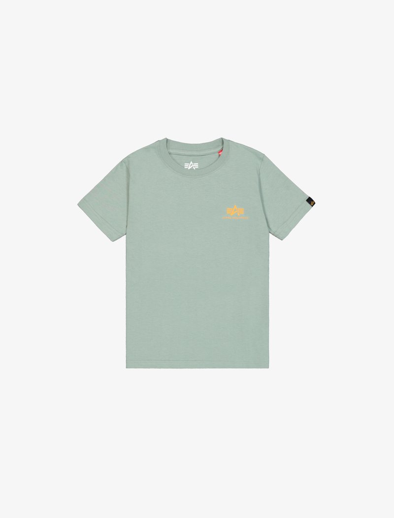 T-shirt verde chiaro a maniche corte in cotone, con un piccolo logo giallo sul petto e un'etichetta nera sul lato.