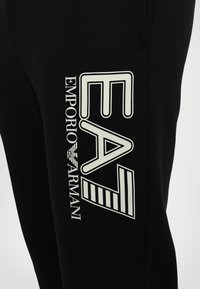 EA7 Emporio Armani PANTALONI - Treningo apatinė dalis - black