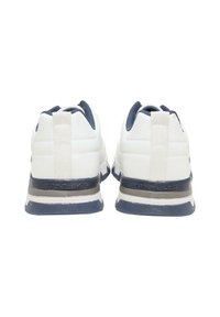 Baskets blanches avec des accents bleu marine, texture en maille, talon rembourré, languette de traction et design de semelle contrasté avec un logo sur le côté.
