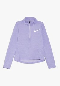 Lila Nike-Pullover mit viertelzip, langen Ärmeln, strukturiertem Stoff und weißem Logo auf der Brust. Mit abgerundetem Saum.
