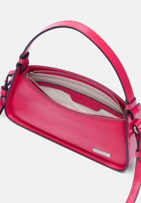 Borsa a tracolla in pelle rosa con un design strutturato, bordo scuro a contrasto, chiusura con zip e una fodera interna beige con etichetta del marchio.