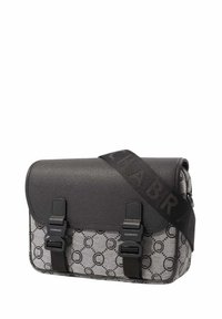 Sac messager avec un rabat en cuir noir texturé, corps en tissu à motif gris et une sangle noire ajustable arborant le nom de la marque.