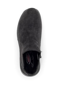 Chaussures noires en daim à enfiler avec un bout arrondi, des panneaux élastiques sur les côtés et une semelle intérieure rembourrée. Semelle extérieure en caoutchouc avec un léger talon.