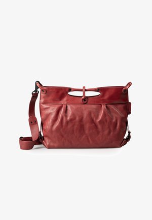 Borsa a spalla in pelle rossa con finitura testurizzata, dotata di apertura superiore, due ritagli circolari e una tracolla regolabile.