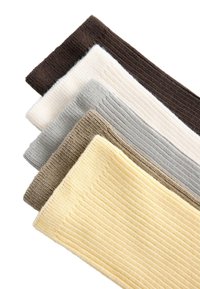 Cinq paires de chaussettes côtelées de couleurs variées : marron foncé, crème, gris clair, taupe et jaune pâle, présentant une texture douce et un design uniforme.