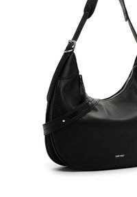 Borsa a mano in pelle nera con superficie testurizzata, forma curva e tracolla regolabile. Presenta una chiusura lampo visibile e un dettaglio del manico con logo.
