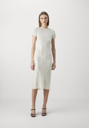 Satijnen midi-jurk in off-white met korte mouwen, ronde halslijn, diagonale naaddetails en een gladde textuur.