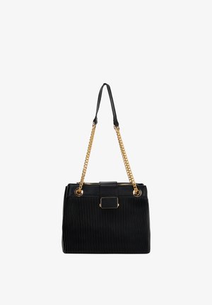 Bolso de mano plisado negro con cadenas doradas y un asa superior plana. Presenta un cierre de piel suave y un acento rectangular en la parte frontal.