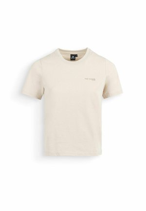 Maglietta beige a maniche corte con scollo tondo, piccolo logo "NO NAME" sul petto a sinistra e etichetta nera sul collo.