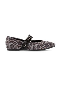 Ballet-flats met luipaardprint, voorzien van een zwarte gepatenteerde band en sluiting, ronde neus en platte rubberen zool. Zachte stofstructuur.