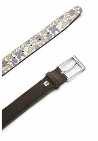 Brauner Wildledergürtel mit einer silbernen rechteckigen Schnalle und einer seitlichen Blumenmusterung mit lila und beigen Blumen auf weißem Hintergrund.