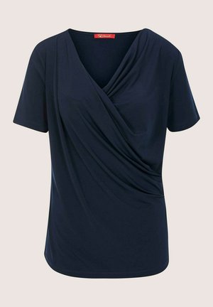 Navyblauwe blouse met korte mouwen, een overslag V-hals en gedrapeerde details aan de voorkant, tegen een neutrale achtergrond.