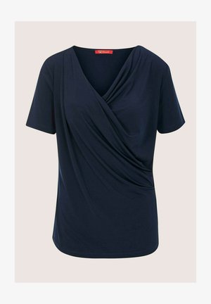 Navyblauwe blouse met korte mouwen, een overslag V-hals en gedrapeerde details aan de voorkant, tegen een neutrale achtergrond.