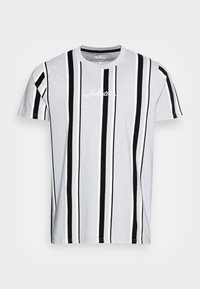 Grå t-shirt med vertikala svarta och vita ränder, med en mjuk textur och en liten vit logotyp på framsidan.