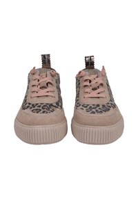 Beige sneakers met luipaardprint aan de zijkanten, roze veters en ribbelzolen. Heeft een textuur van suede en metallic accenten op de hiel.