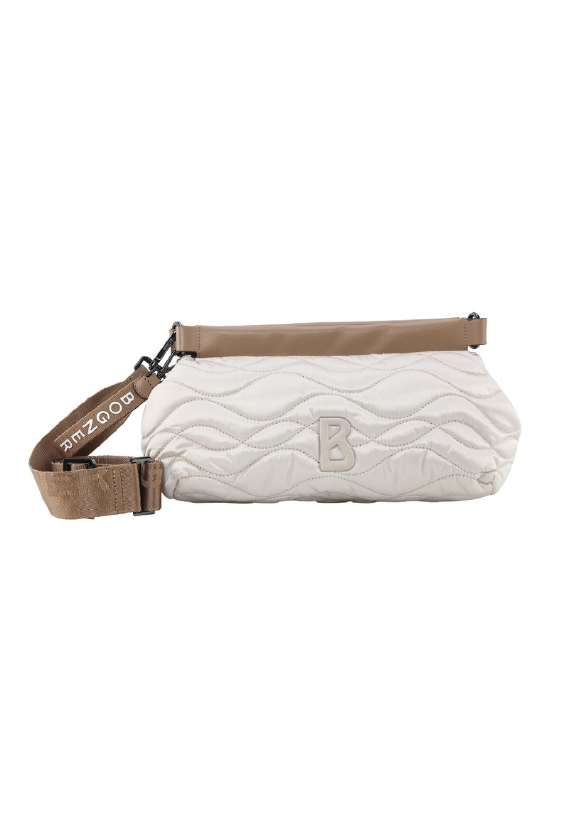 Borsa a tracolla bianca imbottita con rifiniture in pelle beige, tracolla regolabile e un prominente logo "B". Presenta una texture ondulata e chiusura con zip.